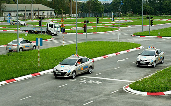 Quy định & quy chuẩn của nhà nước về việc trang bị thiết bị giám sát quãng đường và thời gian thực hành của học viên trên xe dạy lái