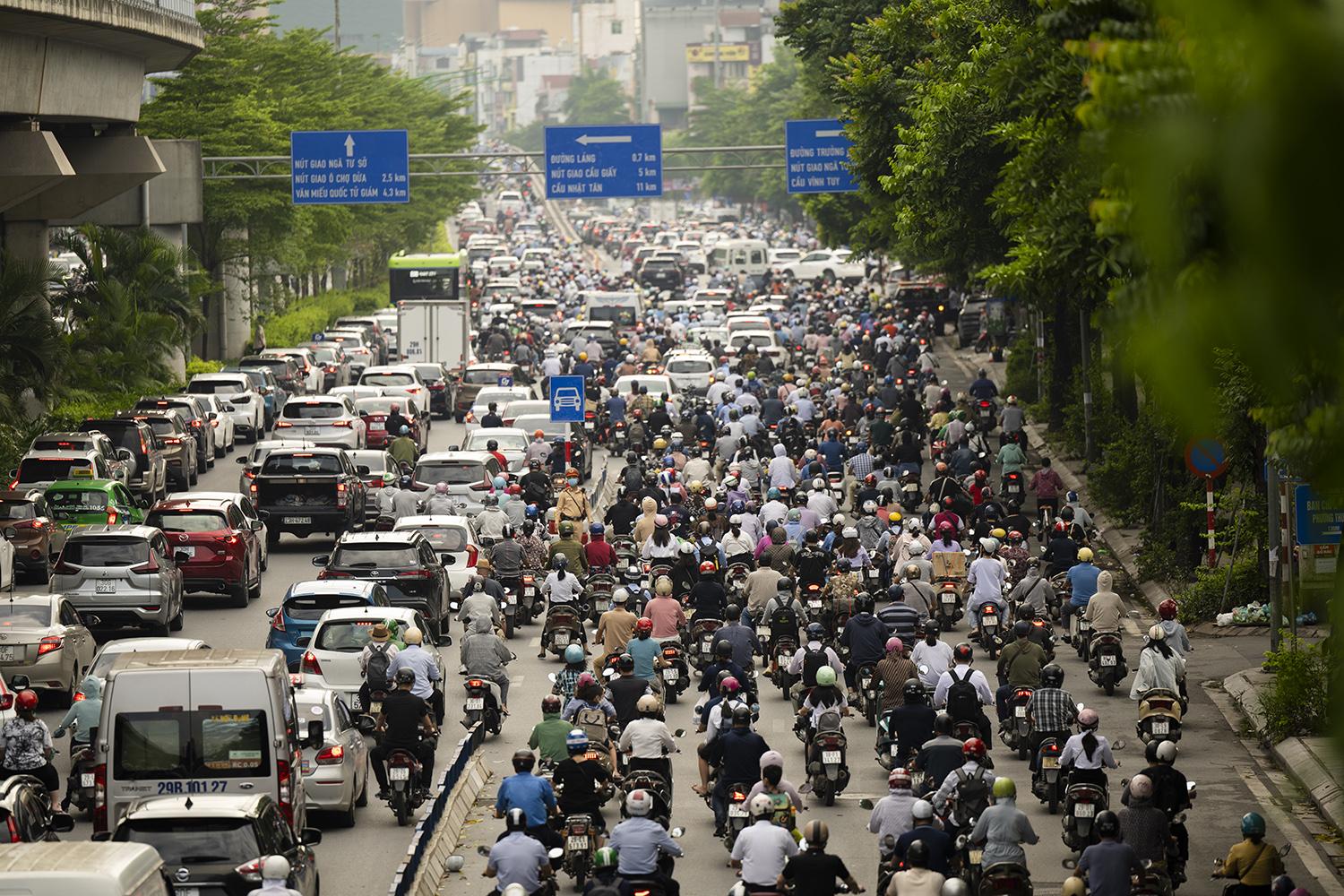 Hà Nội: Sau 3 ngày tổ chức phân làn, đường Nguyễn Trãi vẫn tắc dài trong ngày đầu tuần  - 3