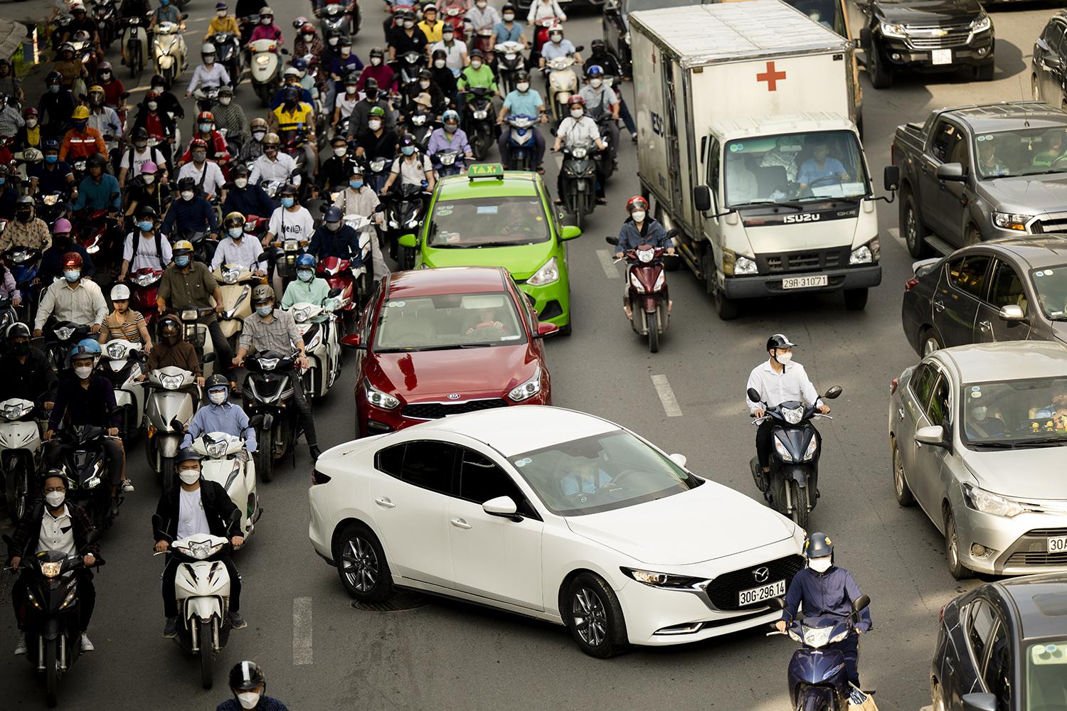 Hà Nội: Sau 3 ngày tổ chức phân làn, đường Nguyễn Trãi vẫn tắc dài trong ngày đầu tuần  - 9