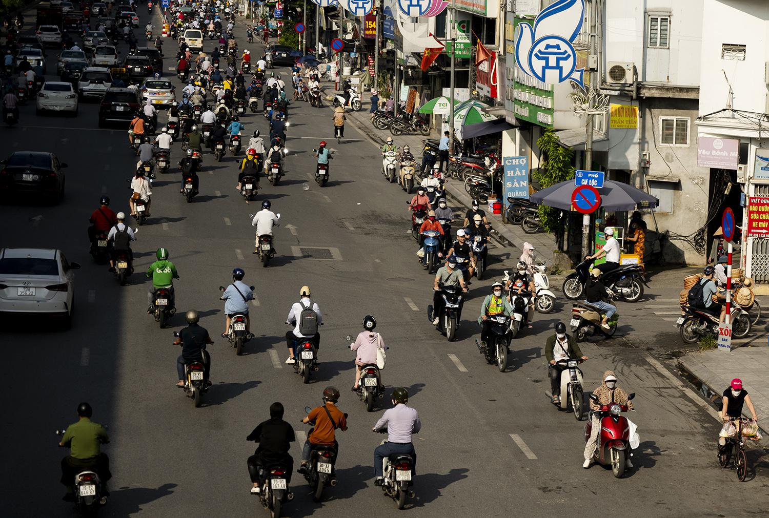 Hà Nội: Sau 3 ngày tổ chức phân làn, đường Nguyễn Trãi vẫn tắc dài trong ngày đầu tuần  - 10